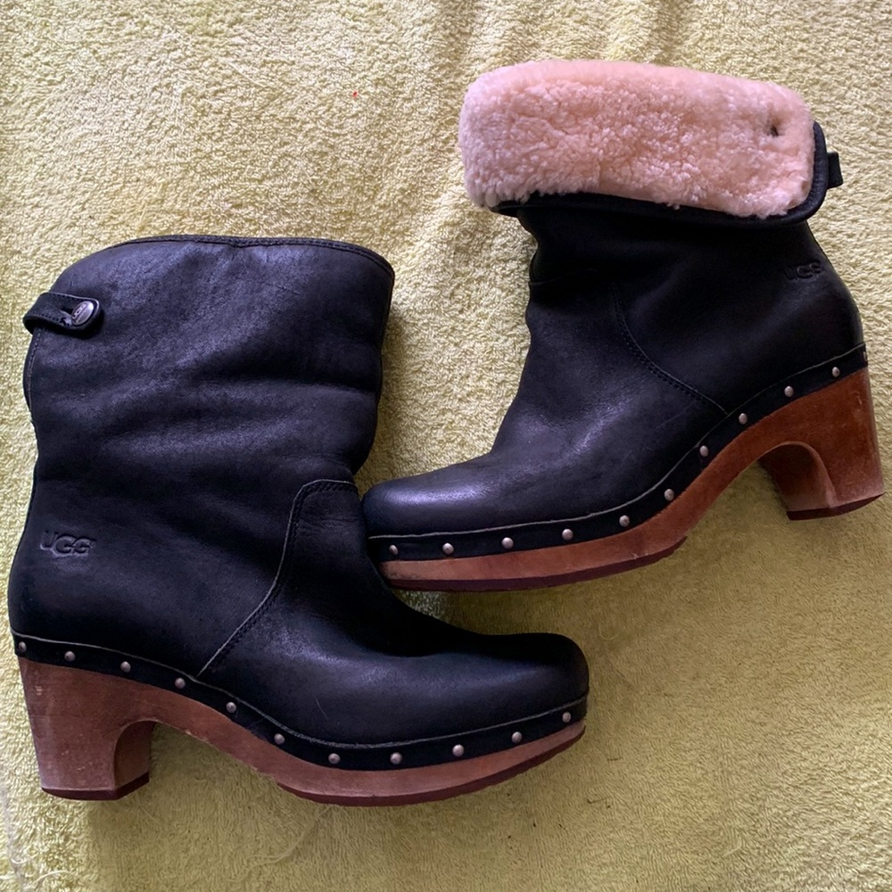 UGG size US 8 . Brown leather and lined booties !